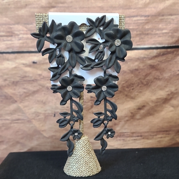 Accessories - Elegant Black Floral Earrings